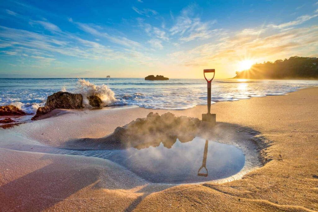  a Praia de água quente na Península de Coromandel é uma das melhores praias da Nova Zelândia