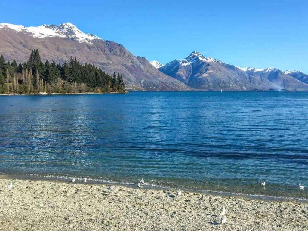 Queenstown Bay är en av de bästa stränderna i Nya Zeeland