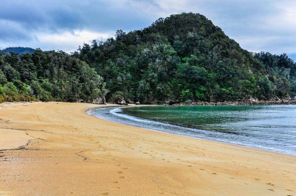 Torrent Bay v Národním parku Abel Tasman je jednou z nejlepších pláží Nového Zélandu.