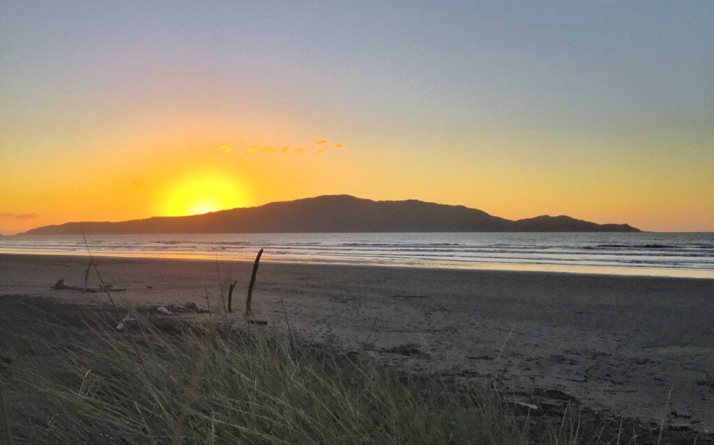  Coucher de soleil sur la plage de Waikanae.