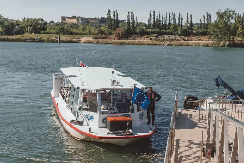 The free shuttle to ile de la Barthelasse