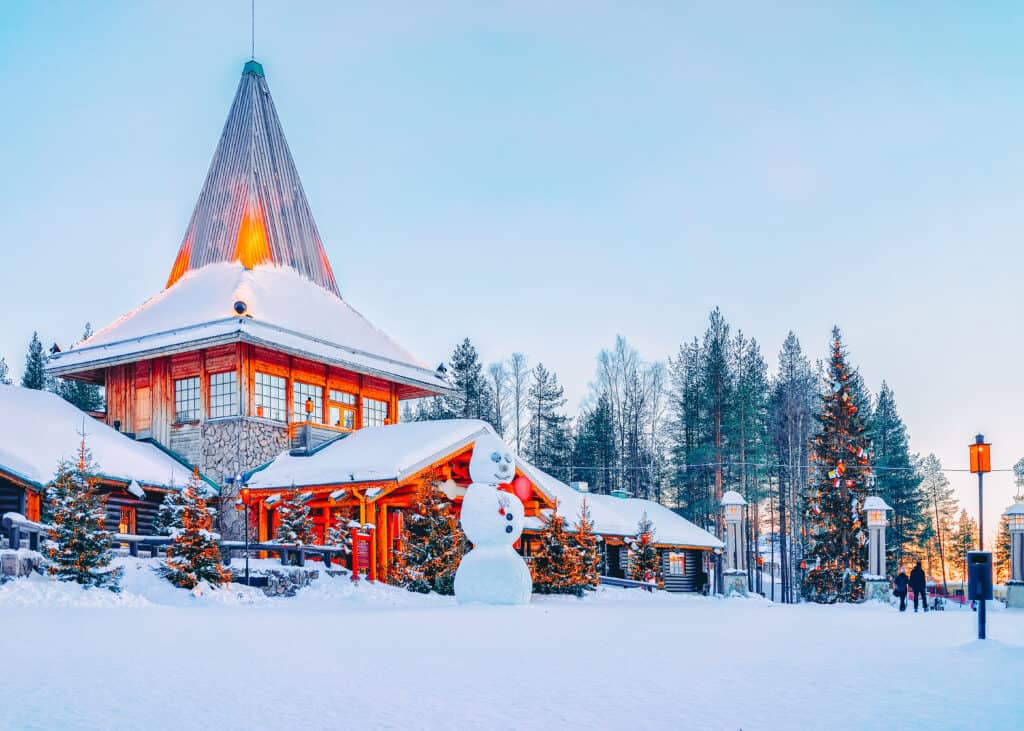 Il Villaggio di Babbo Natale a Rovaniemi, in Lapponia, in Finlandia. Rovaniemi, la capitale della Lapponia, è considerata la sede ufficiale dell'allegro portatore di regali, con il suo Santa Claus Village che si trova sul Circolo Polare Artico. Puoi visitare l'ufficio postale principale di Babbo Natale e incontrare l'uomo in persona, ma ci sono molte altre attività invernali in offerta a Rovaniemi.