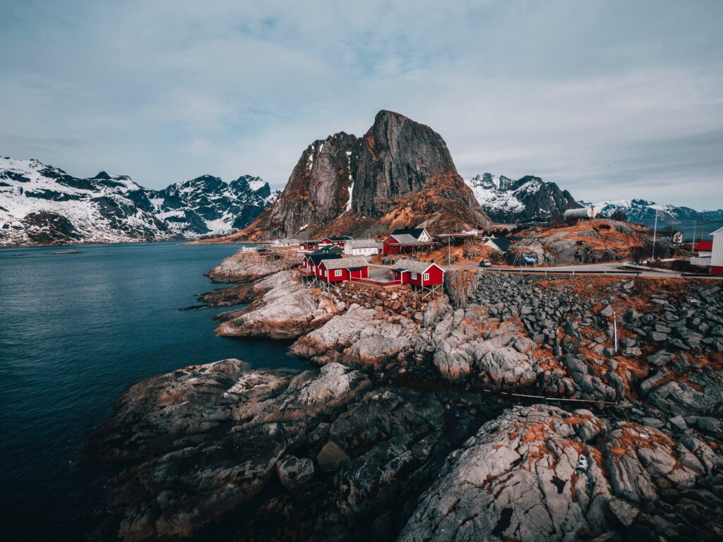 Las Islas Lofoten son un excelente lugar para visitar en mayo en Europa