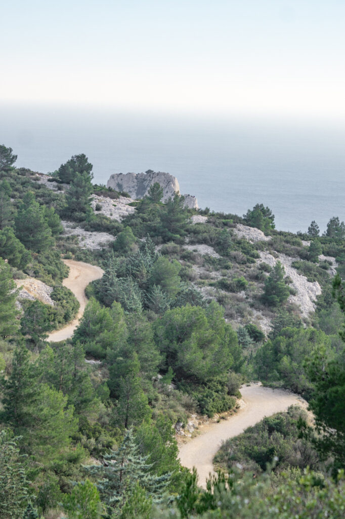 Winding trail down to calanque de Sugiton