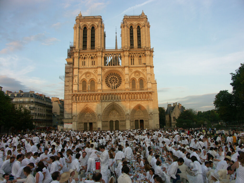 Diner en blanc - a famous festival in Paris, France