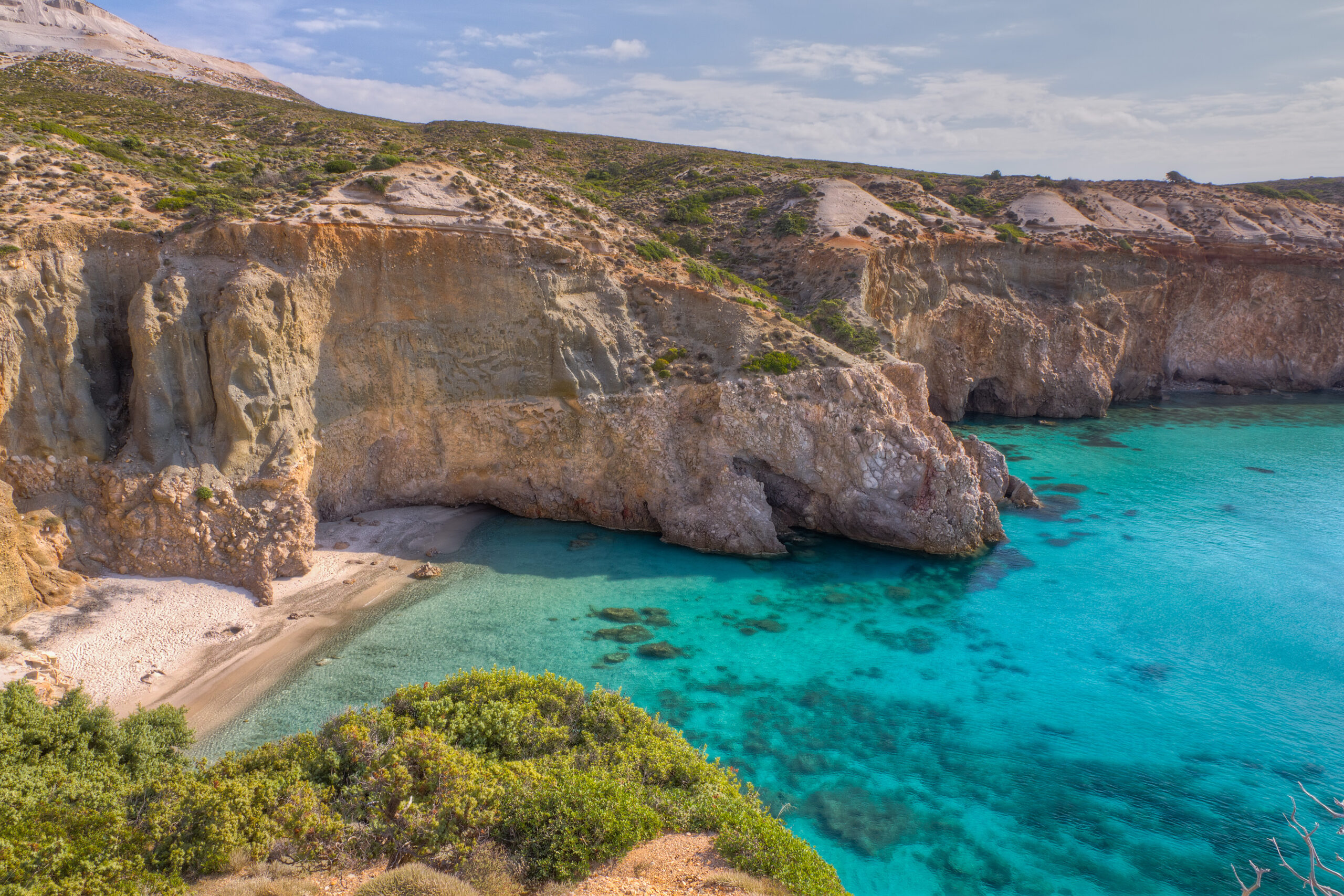 Playa de Tsigrado en la isla de Milos.